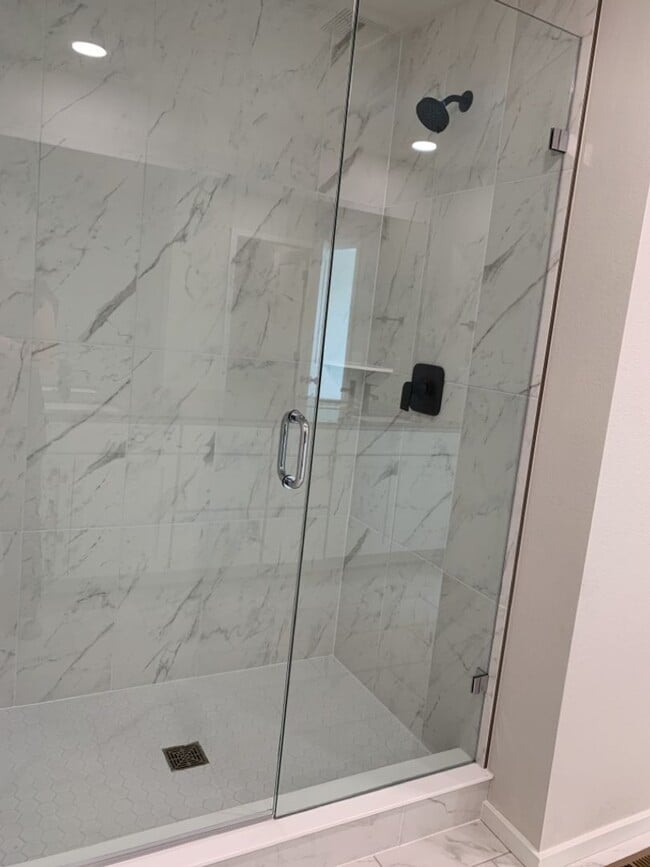 Building Photo - Exquisite 4 Bed 2.5 Bath Single Family Home with 3-car garage