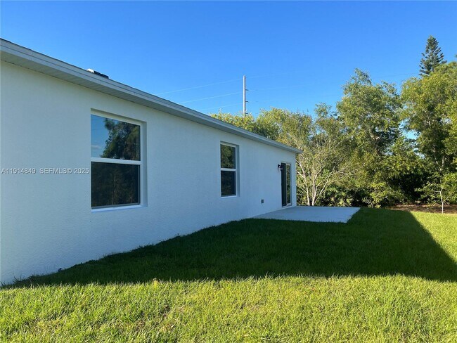 Building Photo - 55 Douglas Ave S