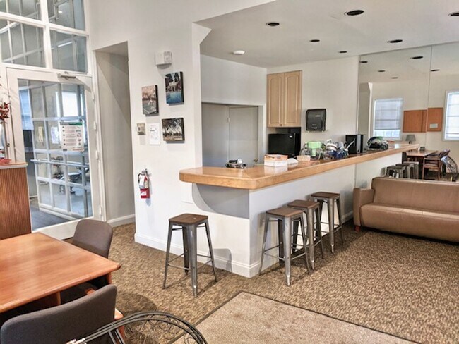 Building Photo - FIRST MONTH FREE RENT!