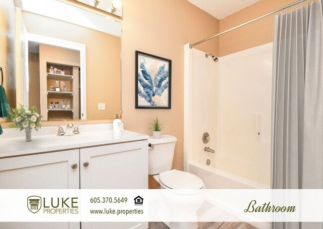 Building Photo - 405 S Sycamore Ave