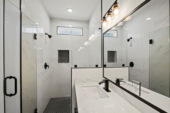 Building Photo - 1071 St Clair St