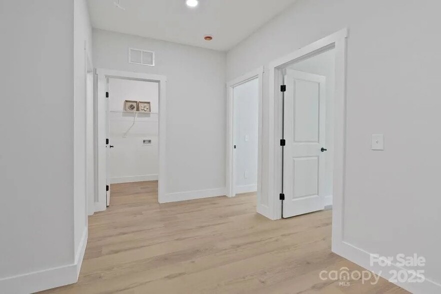 Building Photo - 3127 Columbus Cir