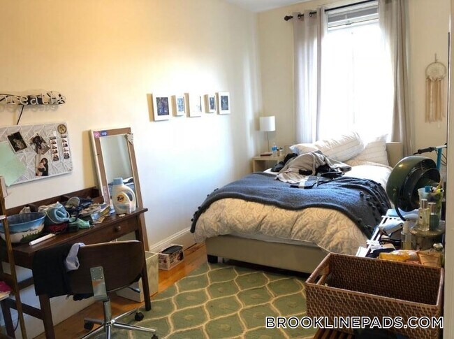 Building Photo - 1071 Beacon St