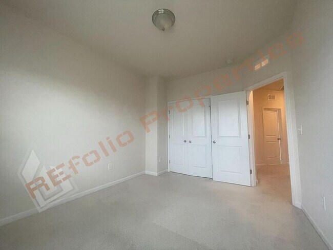 Building Photo - Luxury 3 Story 4 BD/3.5 Bath Townhome @ Sm...
