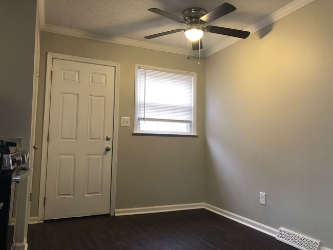 Building Photo - MOVE-IN READY! Move-in Special $300 off fi...