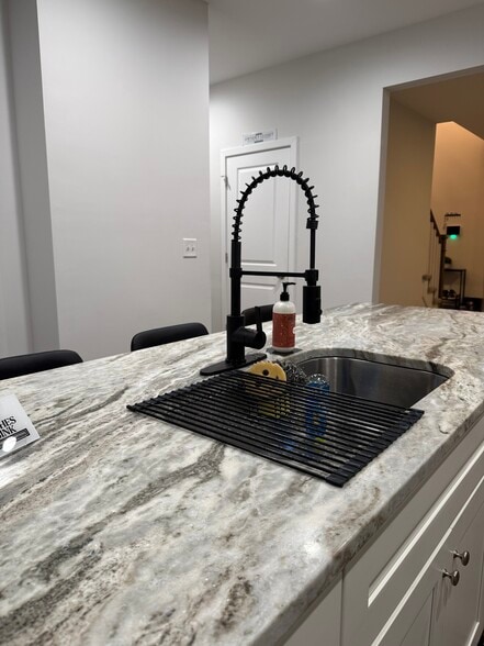 Building Photo - 2606 Middle Ave