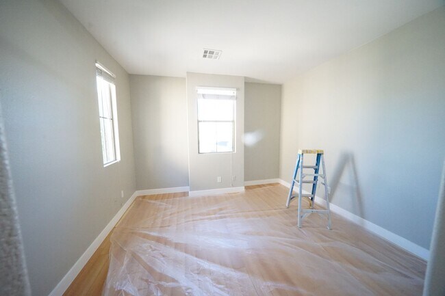 Building Photo - SHOWINGS AVAILABLE NOW