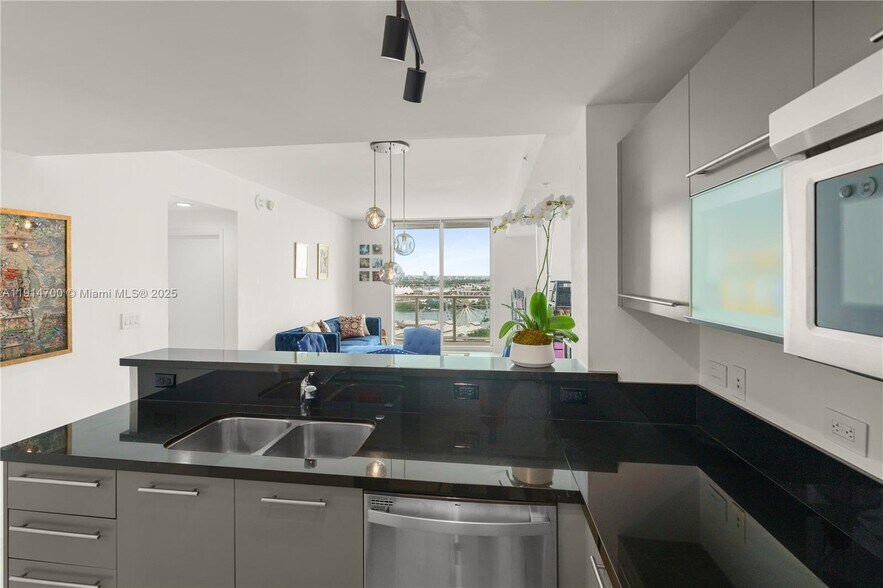 Building Photo - 253 NE 2nd St