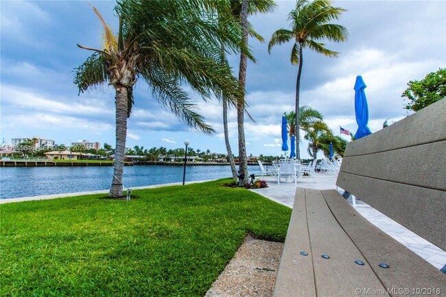 Building Photo - 6471 Bay Club Dr