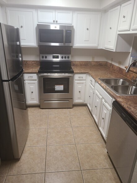 Kitchen Granite and Appliances - 11002 Hammerly Blvd