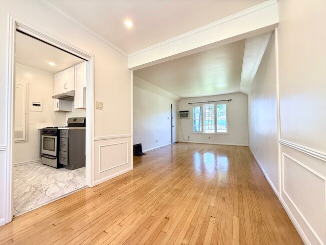 Building Photo - 1116 E Glenoaks Blvd