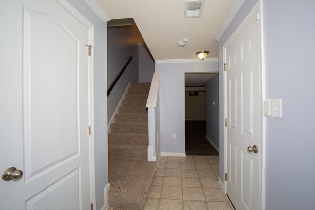 Building Photo - 3 bed, 2full/2 half bath Townhome in Marti...
