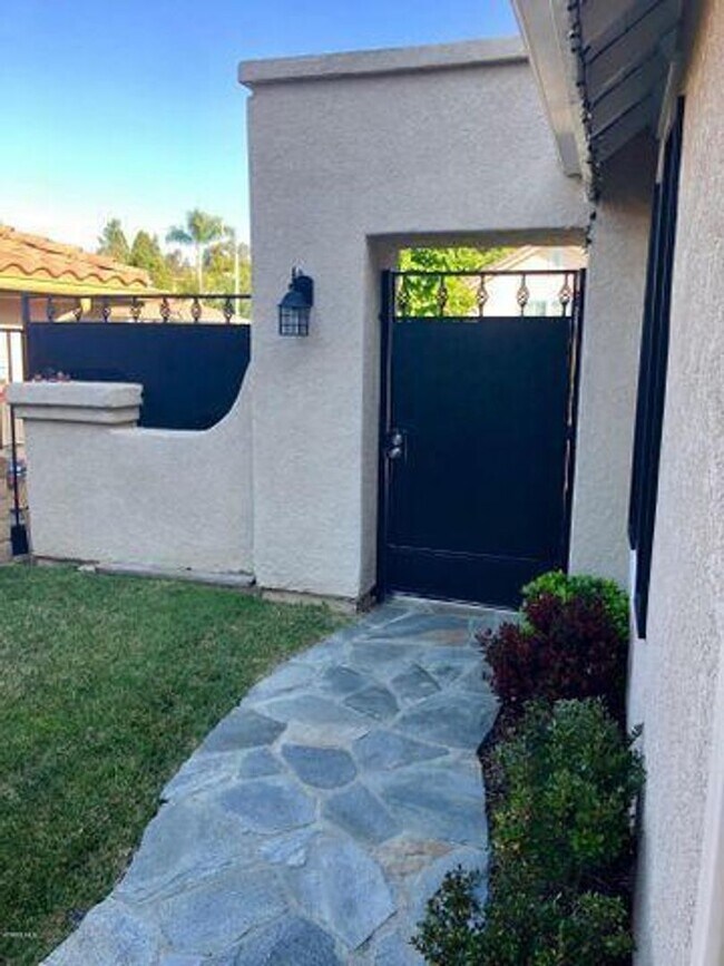 Building Photo - Thousand Oaks Meadow Wood Home. Wood Flooring (No Carpet). Near Lang Ranch Elementary