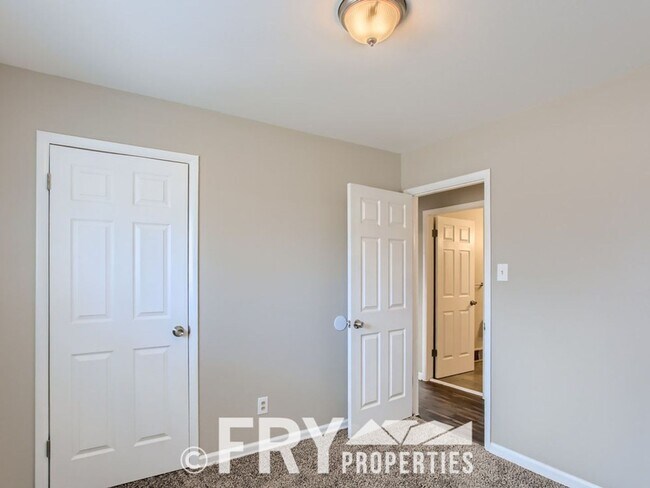 Building Photo - Renovated Harvey Park home