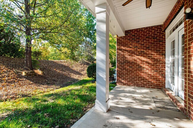 Building Photo - Charming 2-Bedroom Townhome in Desirable R...