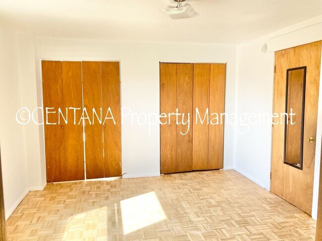 Building Photo - Large home with a huge yard on the West si...