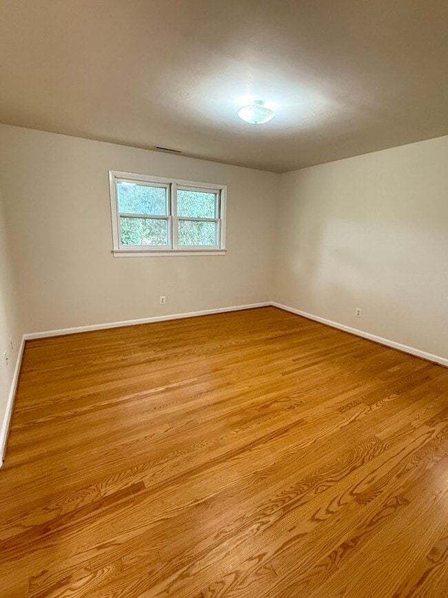 Building Photo - Bright & Spacious Home in the City