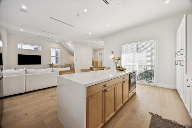 Building Photo - 1127 W 16th St