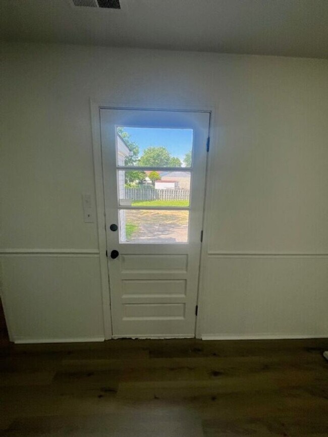 Building Photo - 4BR/1Ba house-Ready to make your new home!