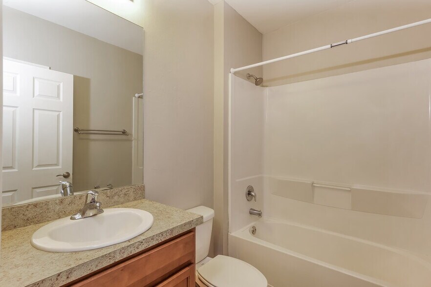 Building Photo - 2002 SE 12th St