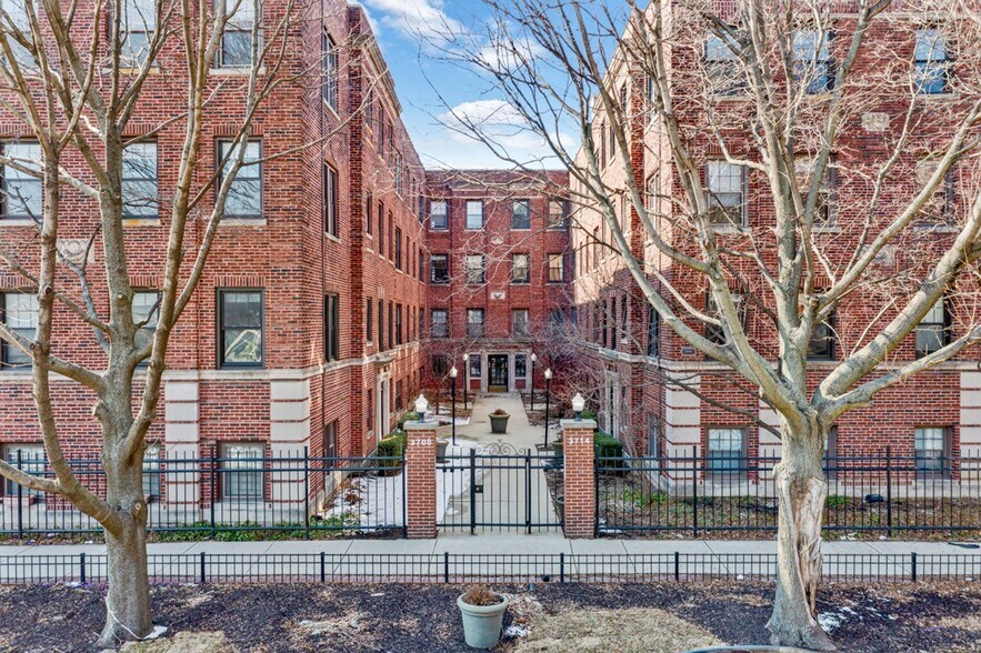 Building Photo - 3711 N Kenmore Ave