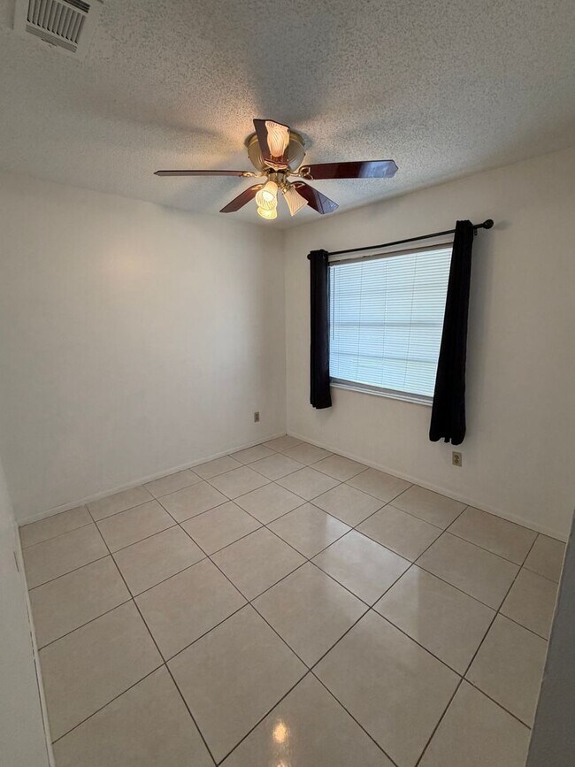 Building Photo - 2036 Las Palmas Cir