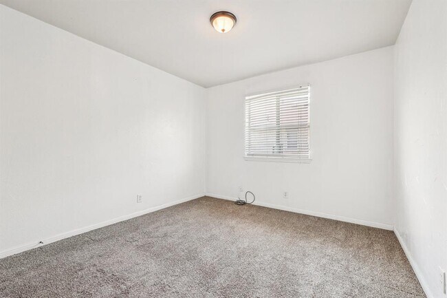 Building Photo - 602 Los Robles Rd