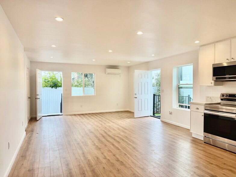 Building Photo - 384 Hargrave St