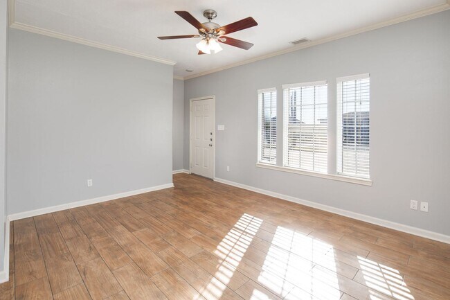 Building Photo - IMMEDIATE MOVE IN!!!  3 bedroom 3 Bathroom Duplex Next Door to Blinn!