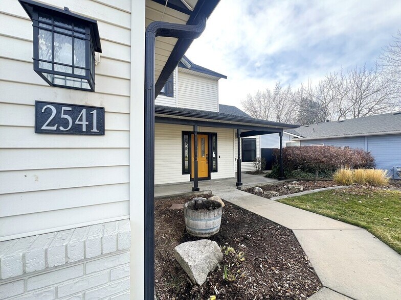 Building Photo - 2541 E Clarene Ct