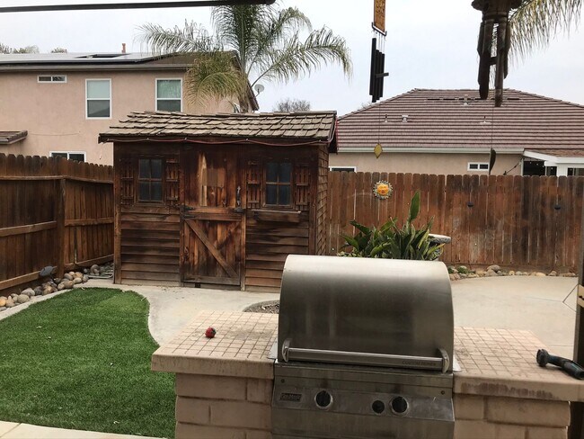 Building Photo - 3 Bedroom 2 Bathroom Home In Southwest Visalia with a Pool and SOLAR!