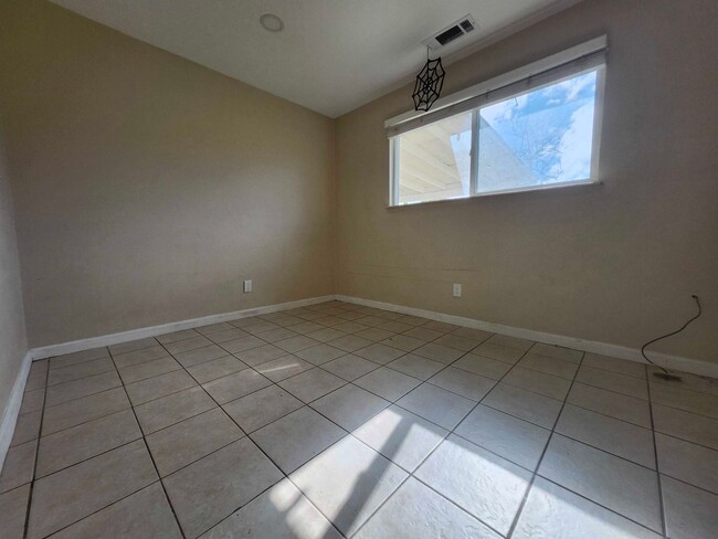 Building Photo - Charming 3-Bedroom Home in SW Visalia!