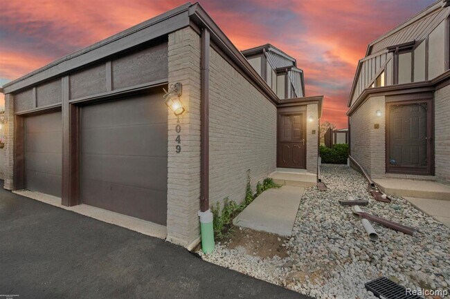 Building Photo - 1049 Country Club Dr