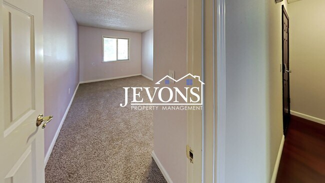 Building Photo - Charming top-floor condo with fully equipp...