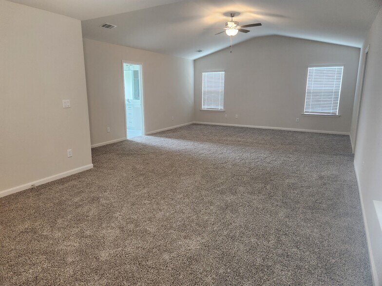 Building Photo - 271 Chestnut Dr