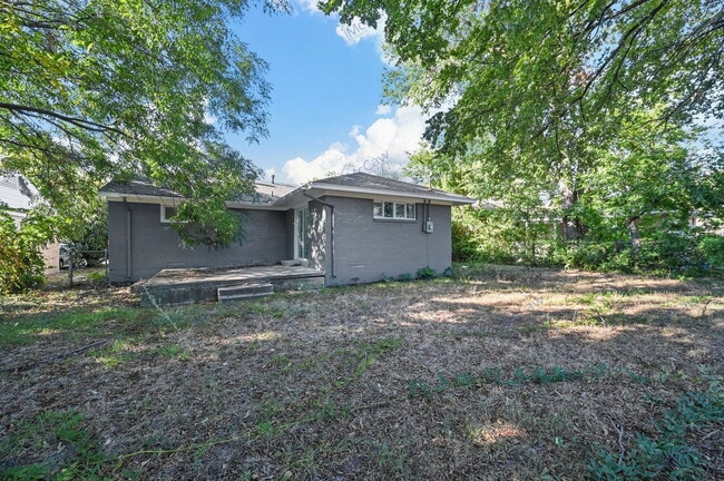 Building Photo - 2517 Tisinger Ave