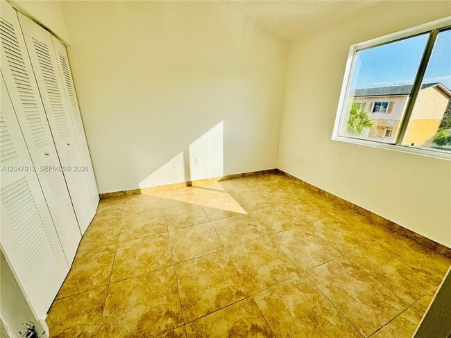 Building Photo - 6245 SW Kendale Lakes Cir