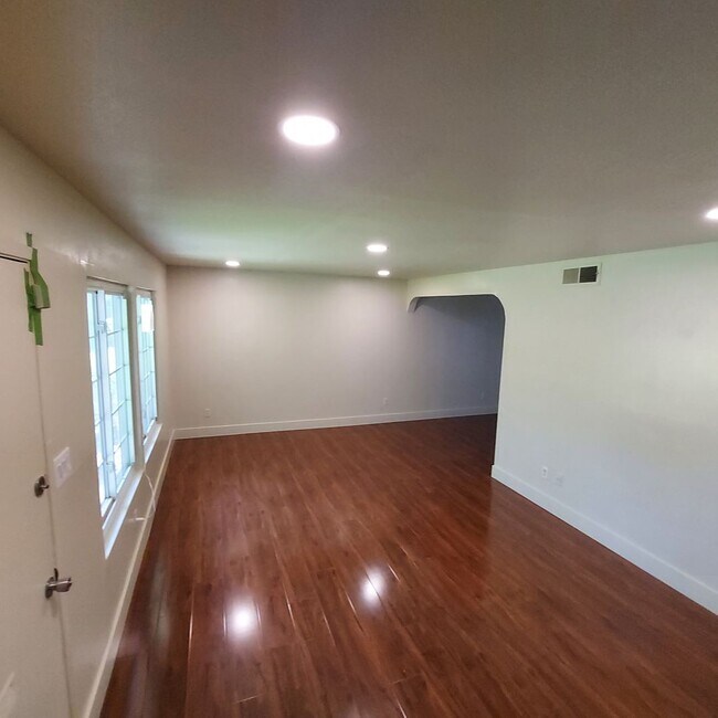 Building Photo - Nice 3 bedroom condo near CSUS.  Available for move in this month.