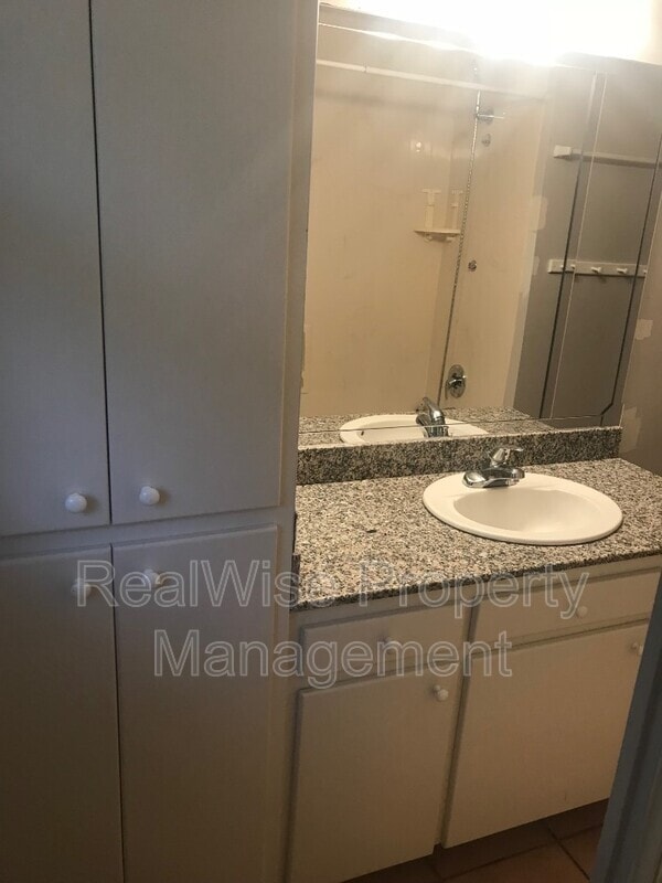 Building Photo - 1780 Crestview Dr