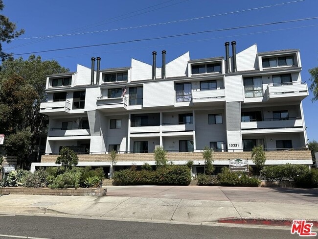 Primary Photo - 13331 Moorpark St