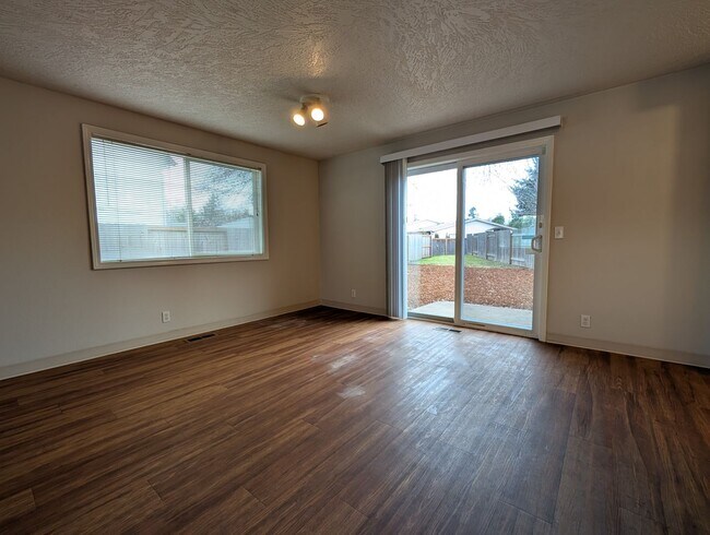 Building Photo - 3-Bedroom, 2.5-Bath Home Close To River Road In Eugene!