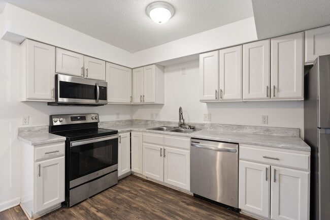 Building Photo - Updated 2-bedroom, 1.5-bath townhome in Winston-Salem