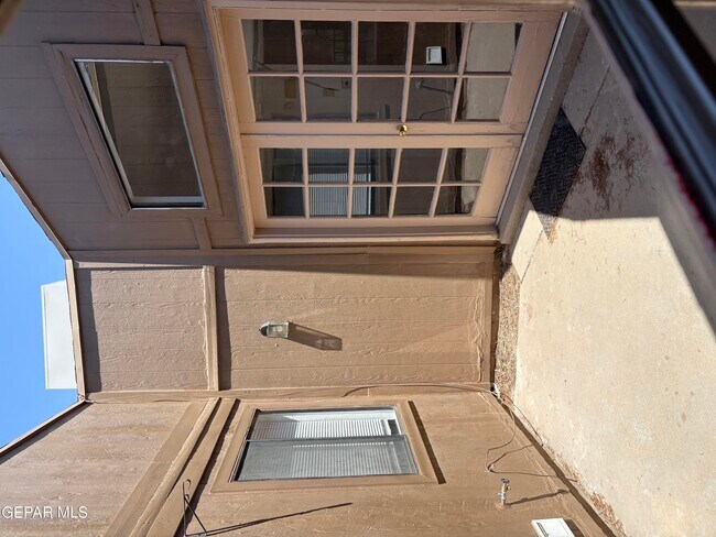 Building Photo - 10905 Highwood Way