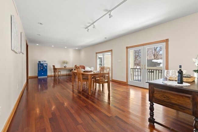 Building Photo - 25 Pleasant St