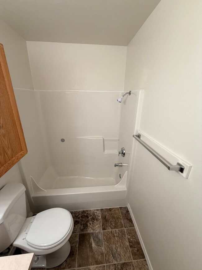 Building Photo - Large Three Bedroom Duplex in Keizer