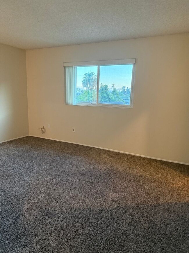 Building Photo - 8266-8266 Linden Rd