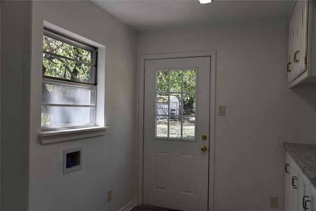 Building Photo - 3 Bedroom, 1 bath in Decatur TX