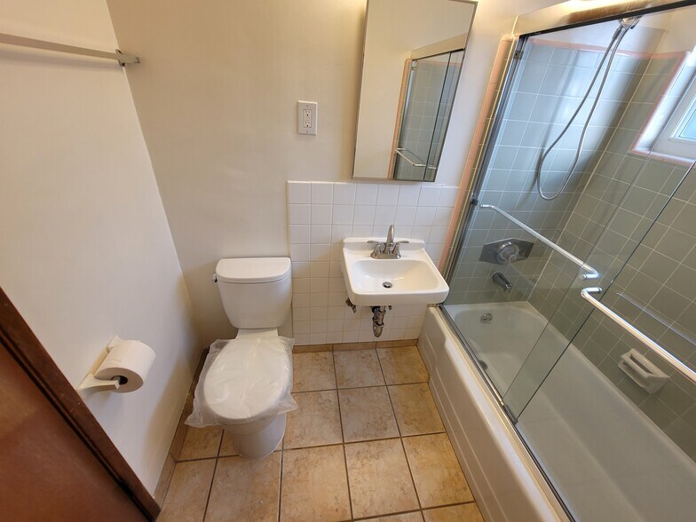 Building Photo - 2360 Walgrove Ave