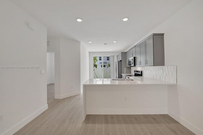Building Photo - 133 SW 171st Ave