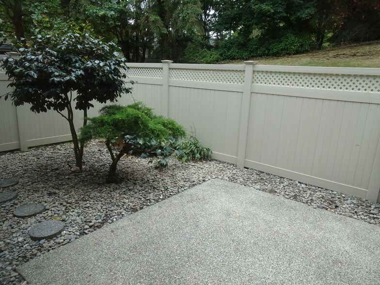 Building Photo - Charming Large 2-Bedroom Condo in the Hear...